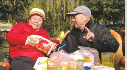 結(jié)婚60年，梁玉芹婆婆和王再功爺爺恩愛如初。