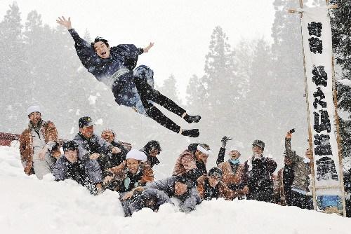 新婚男子被扔雪地里。
