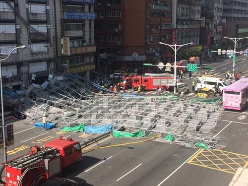 臺北市寧波東街和羅斯福路交叉口23日有腳手架倒塌，占據(jù)車道。臺灣“中央社”