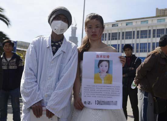 昆明火車站廣場上，24歲的黃習(xí)菊身穿潔白的婚紗，帶著身患白血病的弟弟征婚。