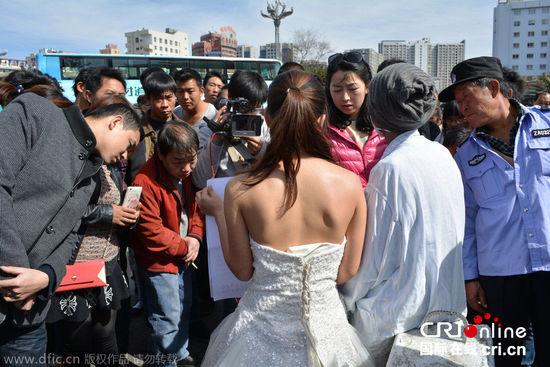 征婚引發(fā)民眾圍觀。