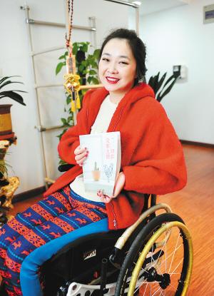 昨天下午，記者在鳳城八路的一個小區(qū)里，見到了輪椅上的28歲女孩兒劉燚。2009年夏天，因為一場車禍，她高位截癱，醫(yī)生宣布她“從此再也沒有生活質量”，可就是這個輪椅上的西安女孩，在2012年，和父母一起完成了一趟28個國家的旅行，而靠著僅有的能動的一個小拇指，她用一年多的時間，在電腦上敲出了這次旅行的游記，并集結成書，取名《一切都沒那么糟》。
