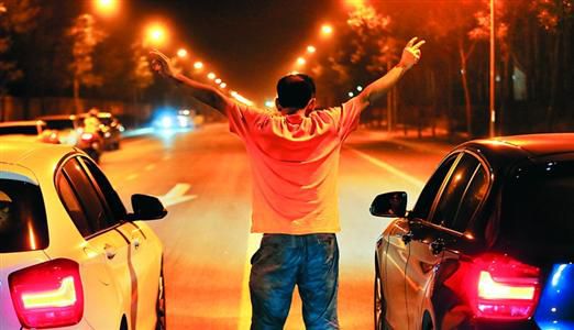 2013年8月25日凌晨，北京，在東壩大街路口進(jìn)行的一場(chǎng)飆車(chē)。