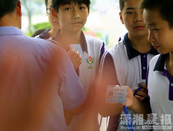 5月26日，岳陽(yáng)縣第八中學(xué)，學(xué)生出校門時(shí)出示通行證