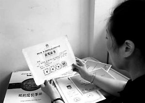 思念小寶的時(shí)候，李女士就一遍遍整理孩子留在家里的物品。
