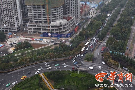近日，不少通過陳楊寨轉(zhuǎn)盤的司機發(fā)現(xiàn)，4個方向的路口共新設(shè)了8個紅綠燈。