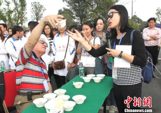 圖為外國友人品嘗揚州炒飯。