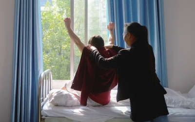 出院前，窗外透進(jìn)一道陽光，打在他的身上。
