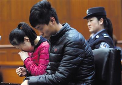 昨日，因殺死自己的親生兒子，被告人王某受審，其男友喬某則因涉嫌幫助毀滅證據(jù)罪受審。