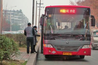1月6日下午，資陽一輛15路公交車?？吭诋敃r事發(fā)車站。