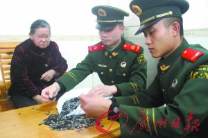 手機(jī)內(nèi)存卡因體積小、價(jià)值高，成為水客走私的“新寵”。圖為邊防官兵正在清點(diǎn)走私物品。