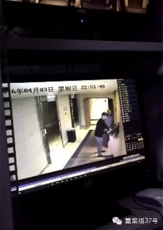 一女子在酒店被陌生男子拖拽。    視頻截圖