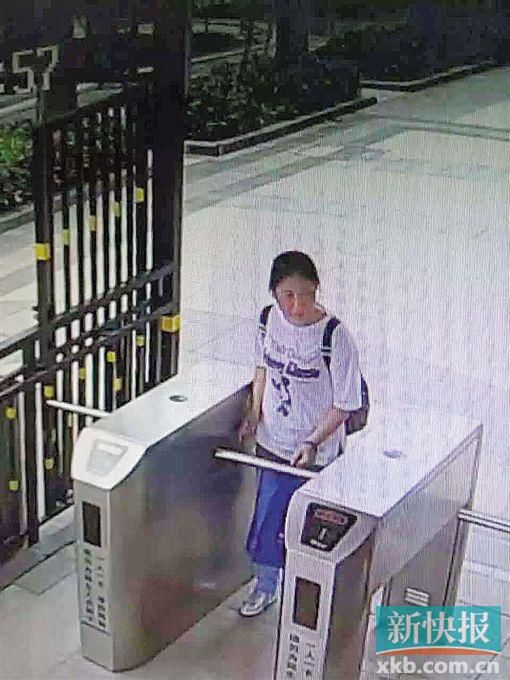 小區(qū)監(jiān)控拍到,保姆“李晴”于14日下午1時55分背著官女士的背包離開。均為當事人供圖