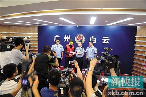 因舉報涉毒案件線索而獲獎的“快遞小哥”戴著面具領(lǐng)取獎金。