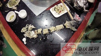拼出魚(yú)骨，推斷魚(yú)沒(méi)有3斤8兩。 本報(bào)記者 平索茜 攝
