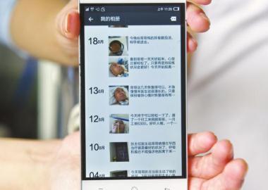 楊曉華的上百條朋友圈記錄了她陪伴男友抗病的歷程。