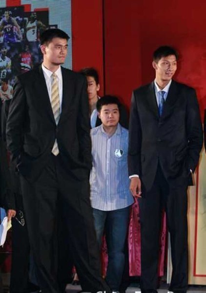 鄧超夫婦以及于嘉、林書豪，放在人群里都是不錯的身高，顯然，他們選錯了參照物。