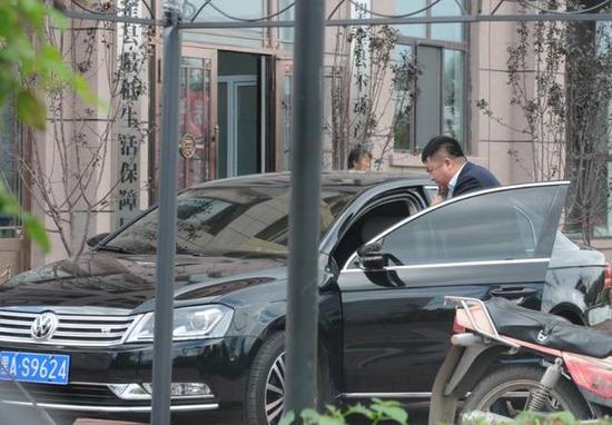 程海濤局長駕駛的假牌車，停在縣低保局門前