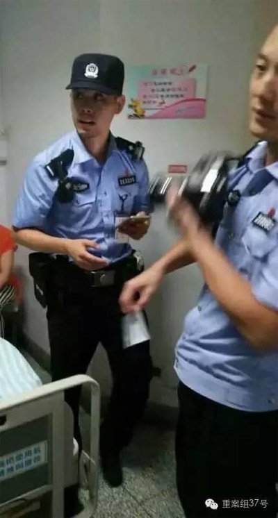 民警到醫(yī)院對秦女士體內(nèi)子彈取證調(diào)查。 受訪者供圖