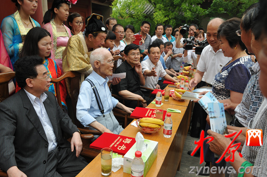 余光中、汪國(guó)真做客杜甫故里 共話詩(shī)圣家國(guó)情懷