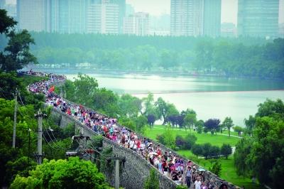 　　昨天,數(shù)萬南京市民參加“環(huán)城七十里”徒步走,圖為解放門城墻上密集的人群。 本版攝影 實(shí)習(xí)生 王甜