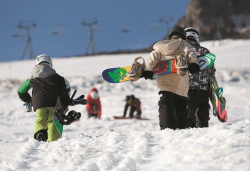 冬季來(lái)臨迎來(lái)滑雪熱潮 游客滑雪要量力而行