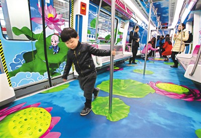 圖為試乘乘客流連忘返。