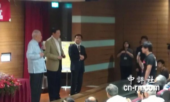 　大陸交換學(xué)生針對演講內(nèi)容，頻頻問李登輝，雙方一來一往。(中評社黃文杰攝)