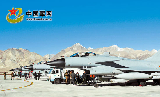 后勤官兵進駐雪域高原機場提供后勤支撐。解放軍報特約記者 劉應華攝