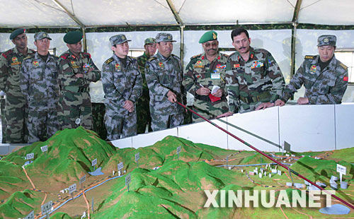 資料圖：2007年12月23日，中印陸軍聯(lián)合軍演中印參訓(xùn)指導(dǎo)組成員在進(jìn)行訓(xùn)練磋商
