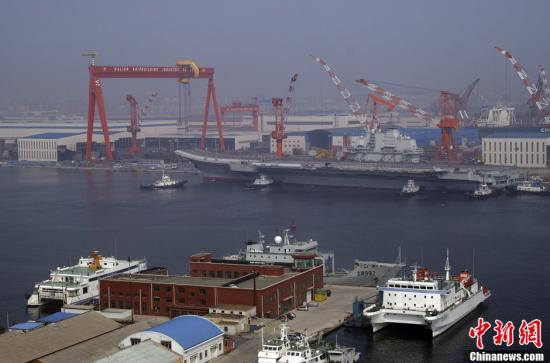 8月30日9時30分許，中國航母平臺在經(jīng)過第十次海試后，平穩(wěn)地?？吭谶|寧大連港碼頭。