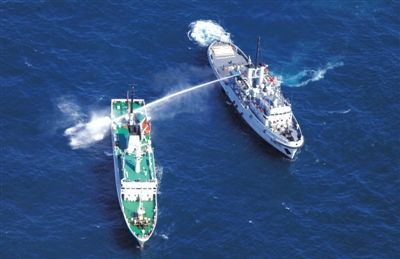 昨日，東海某海域，東海艦隊(duì)拖船使用高壓水炮為地方執(zhí)法船滅火
