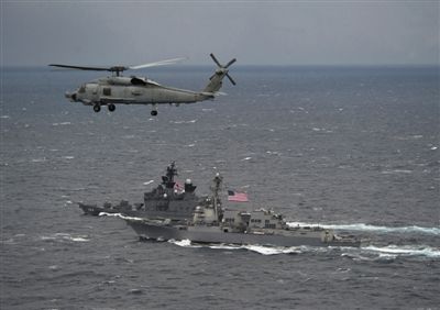 2011年1月10日，美國(guó)海軍驅(qū)逐艦與日本海上自衛(wèi)隊(duì)“鞍馬”號(hào)驅(qū)逐艦在日本長(zhǎng)崎縣附近海域舉行聯(lián)合海上演習(xí)。資料圖片