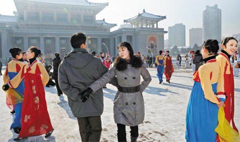 12月12日，朝鮮成功發(fā)射火箭后，平壤市民跳舞慶祝（資料圖）