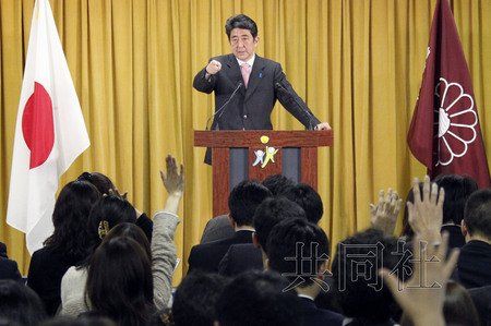 12月17日，日本自民黨總裁安倍晉三17日在黨總部會見記者，表示考慮與日本維新會和眾人之黨攜手修改憲法。
