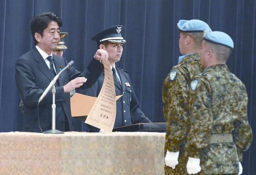 20日，日本首相安倍晉三向回國的戈蘭高地維和自衛(wèi)隊遞交政府獎狀。安倍在儀式上稱，近年“日本周邊的安全保障環(huán)境更加嚴(yán)峻”，為此將修改《防衛(wèi)計劃大綱》，進一步加強日美同盟。