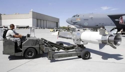 資料圖：美軍嘗試將“X-51 Wave Rider”飛行器掛在一架“B-52”轟炸機(jī)下，發(fā)射升空。