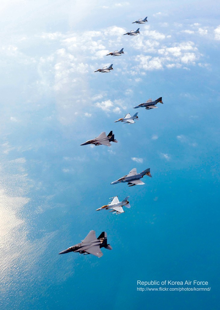 圖為韓空軍KF-16戰(zhàn)機(jī)、F-4戰(zhàn)機(jī)、F-15K兩代三型戰(zhàn)機(jī)編隊(duì)升空練作戰(zhàn)。