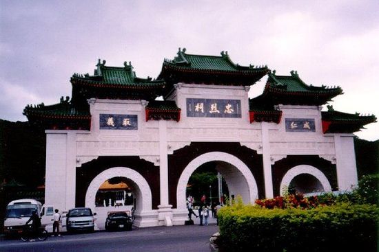 位于臺(tái)北的忠烈祠供奉著從孫中山革命，到抗日戰(zhàn)爭(zhēng)，解放戰(zhàn)爭(zhēng)所有陣亡國民黨士兵的靈位。