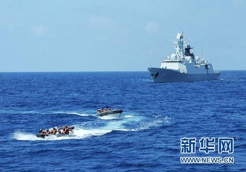 3月28日，十余名臨檢拿捕隊員從玉林艦出發(fā)，乘小艇駛向模擬可疑商船的艦只。