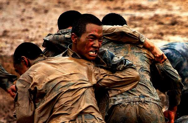 資料圖：濟南軍區(qū)某部特種兵魔鬼訓練。
