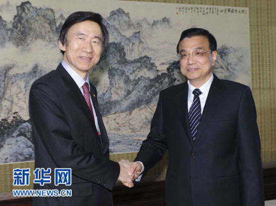 　 4月24日，中國國務(wù)院總理李克強在北京中南海紫光閣會見來訪的韓國外交部長官尹炳世。新華社記者謝環(huán)馳攝