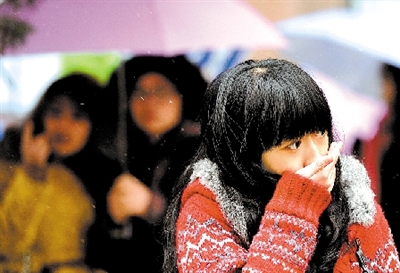 大學(xué)路附近，一位美女冷得縮起脖子。 晚報(bào)記者 馬健 圖