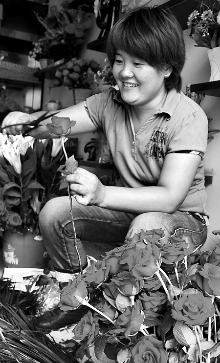 8月21日，內黃縣一家鮮花店的工作人員正在包裝鮮花。