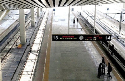 停在站臺上開往武漢的客車已按時(shí)發(fā)車試運(yùn)行。