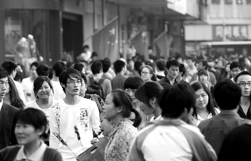 8天長假中，逛街購物的人數(shù)激增，鄭州市德化步行街上“人潮洶涌” 河南商報(bào)記者 王春勝/攝