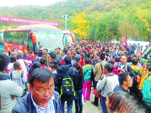 游客擁擠在白云山景區(qū)門(mén)口