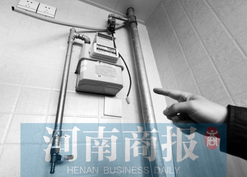 天然氣管裸露，有居民稱安裝好的燃?xì)庠罹咭恢遍e置
