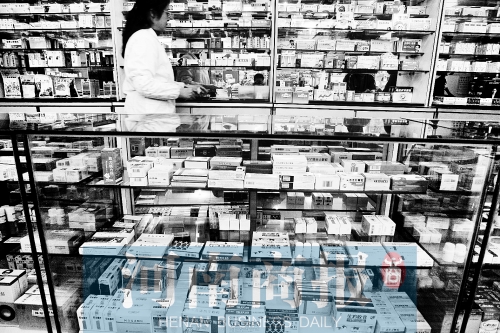 　鄭州不少藥店，也會把價格低的藥品放下層，價格高的放在醒目位置