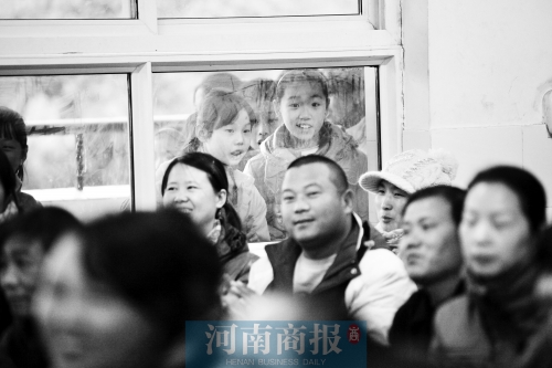 家長(zhǎng)課堂上，孩子們趴在窗戶(hù)上圍觀